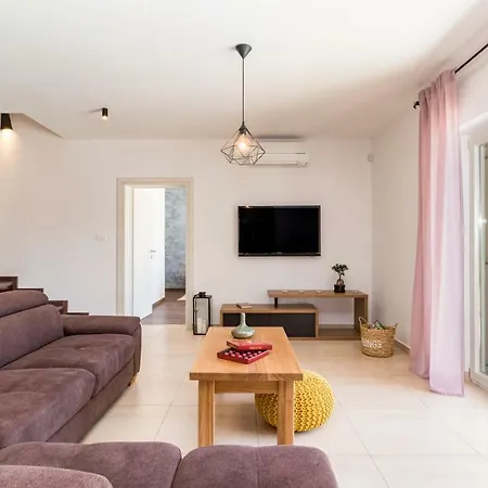 Matea Βίλα Marčana