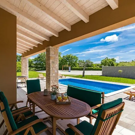 Matea Βίλα Marčana